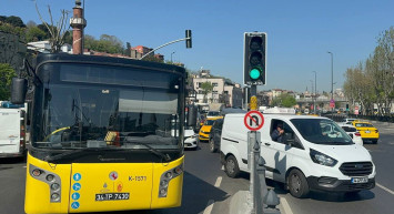 İETT otobüsü arızası Eminönü trafiğini felç hale getirdi!