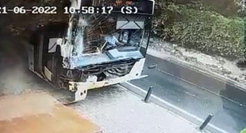 İETT otobüsü direksiyonu kaldırıma kırdı! Facianın eşiğinden dönüldü