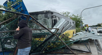 İETT otobüsü ortalığı birbirine kattı: Sürücüsü kontrolü kaybedince iş yerine daldı