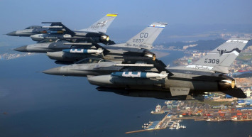 İki ülke arasında gerilim tırmandı: Savaş jeti uçağa işaret fişeği attı