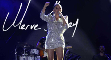 İkinci bebeğine hamile olan ünlü şarkıcı Merve Özbey Kıbrıs'ta sahne aldı!