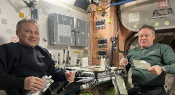 İlk Türk astronot Alper Gezeravcı'dan mesaj: Michael ile yemek keyfi!