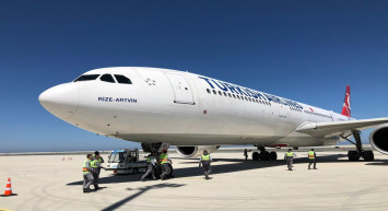 İlk uçak Rize’ye iniş yaptı! 320 yolcu tarihi ana tanıklık etti