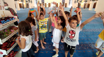 İmam Camiyi Çocuklara Sevdirmek için Çocuk Marketi Kurdu