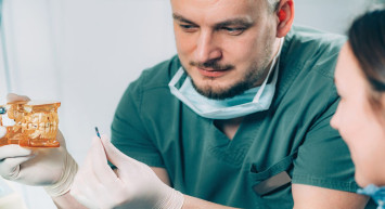 İmplant nedir? Diş implant tedavisi kimlere nasıl uygulanır?