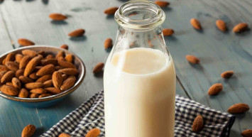 İnek sütü sevmeyenler üzülmesin! İnek sütü sevmeyenlerin yeni tercihi olacak badem sütünü evde hazırlamak çok kolay! 1 gecede hazır badem sütü tarifi