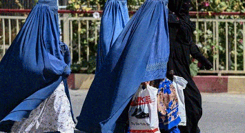 İngiliz Askerleri Burka Giyerek Kaçtı