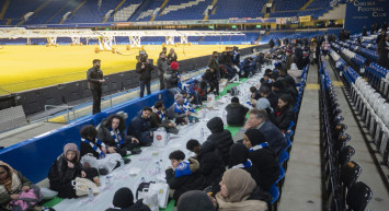İngiliz devinden takdir edilen hareket: Müslümanlara stadında iftar verdi