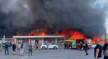 İngiltere, ABD ve BM ateş püskürdü: Rusya, Kremençuk'ta bir AVM'yi ateşe tuttu!