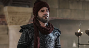 İngiltere'de en iyi erkek oyuncu ödülünü alan Engin Altan Düzyatan'a düzenlenen törenin arka planı bambaşka çıktı!