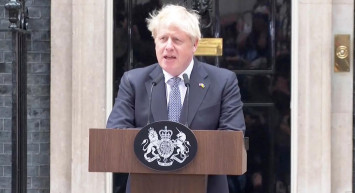 İngiltere’de siyasi kriz: Başbakan Boris Johnson’dan istifa sonrası ilk açıklama geldi!