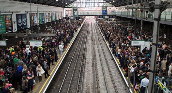 İngiltere'de ulaşım krizi sürmeye devam ediyor! Son 30 yılın en büyük grevi başladı