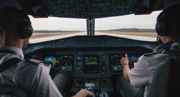 İniş yapan uçakta büyük patlama: Çok sayıda ekip bölgeye sevk edildi