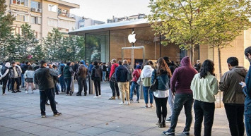 iPhone 14 Türkiye’ye geldi: Yüzlerce kişi kuyruk oluşturdu