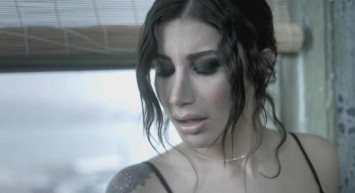 İrem Derici'nin kırmızı bikinili paylaşımı mest etti! Sosyal medyayı sallayan paylaşım!