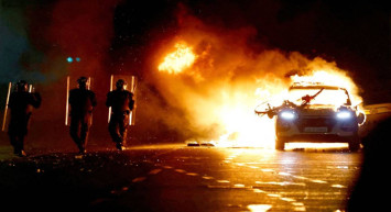 İrlanda’da halk sokağa döküldü: Ortalık savaş alanına döndü