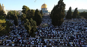 İşgalci İsrail’e rağmen Mescid-i Aksa’da teravih namazı kılındı: 70 bin kişi bir araya geldi!