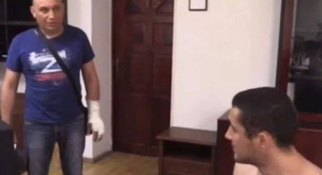 İşkencecisi ile kameralar karşısında yüzleşti: Ukrayna askeri ağlayarak özür diledi!