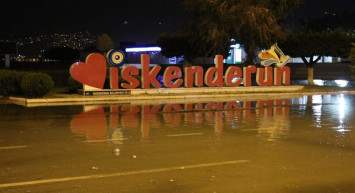 İskenderun depremi denizi de salladı: Sahil yolu tamamen su altında
