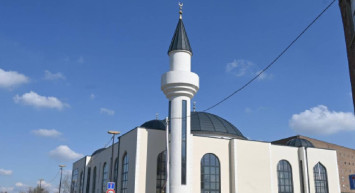 İslam düşmanlığı bu kez Fransa’da görüldü: Cami duvarlarına tahrik eden yazılar yazıldı