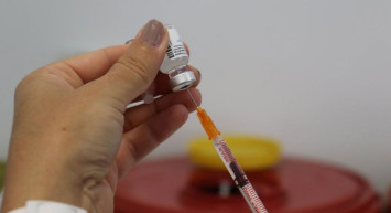 İspanya'yı birbirine katan olay: Kovid-19 aşısının içinden sinek çıktı!