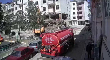 Isparta'da korkutan olay: 5 katlı binanın kontrollü yıkımında panik yaşandı!