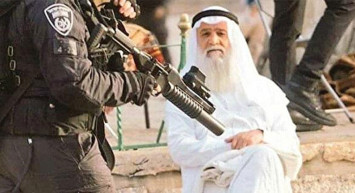 İsrail güçlerine karşı bacak bacak üstüne atarak oturan Filistinli adam o anın hikayesini anlattı!