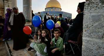 İsrail güçlerinin işgalinde bulunan Mescid-i Aksa'da binlerce müslüman bayram namazını kıldı!
