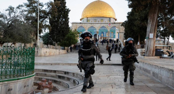 İsrail polisi gazetecileri hedef aldı: TRT Haber ekibinin kamerasını kırdılar