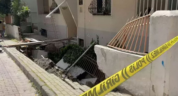 İstanbul Avcılar’da korku dolu anlar: Kaldırım çöktü, çevredeki bina boşaltıldı