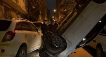 İstanbul Bahçelievler'de Akılalmaz Kaza! Park Halinde Olan Araçlara Çarpıp Dik Bir Şekilde Havada Asılı Kaldı