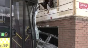 İstanbul Beykoz'da korkutan zincirleme kazası: Otobüsün çarptığı araç evin duvarını kırarak içeri girdi