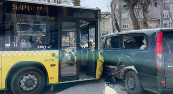 İstanbul Beyoğlu'nda korkutan kaza: İETT otobüsü 4 araca çarptı!