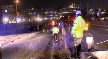 İstanbul Beyoğlu'nda korkutan kaza: Tabelaya çarpıp takla attı!
