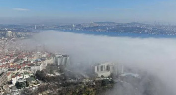 İstanbul Boğazı’nda aniden bastıran sis transit gemi trafiğini durdurdu