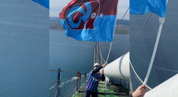 İstanbul boğazındaki gelenek devam ettiriliyor: Trabzonspor bayrağı 1915 Çanakkale Köprüsü'nde!