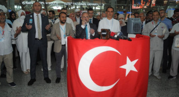 İstanbul Havalimanı'nda hacı adayları güllerle karşılandı!