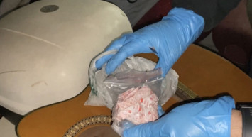 İstanbul Kağıthane'de uyuşturucu tacirlerine operasyon: Gitardan esrar, yem çuvalından silah çıktı!