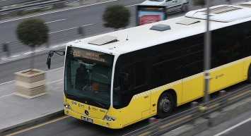 İstanbul Küçükçekmece'de metrobüs yangını: Yolcular panik oldu!