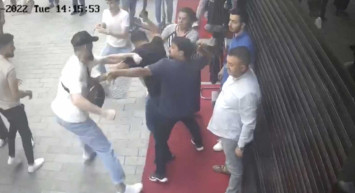 İstanbul Laleli'de esnaflar arasında dehşet kavga: O anlar kameralara yansıdı!