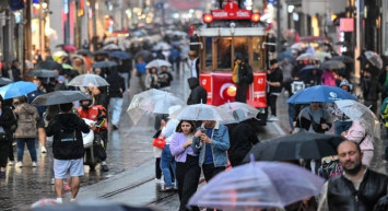 İstanbul sele teslim oldu: Cadde ve sokaklar sudan görünmedi
