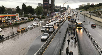 İstanbul trafiğine sağanak yağış etkisi: Yoğunluk yüzde 80’in üzerine çıktı