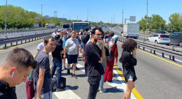 İstanbul yine bildiğimiz gibi! Metrobüs arıza yaptı, yolcular yolda mahsur kaldı
