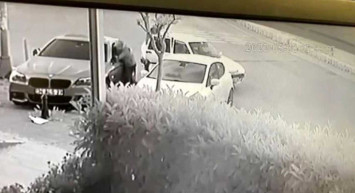 İstanbul'da araçların hayalet göstergelerini çalan hırsızlar, kendilerini fark eden otobüs şoförünü tehdit etti: O anlar kameralara yansıdı