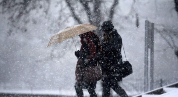 İstanbul’da beklenen kar yağışı geldi: Meteoroloji yağış görecek illeri açıkladı