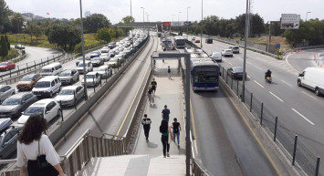 İstanbul’da büyük panik: Arızalanan metrobüsten dumanlar çıktı! Yolcular hemen tahliye edildi