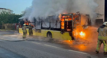 İstanbul’da büyük panik: Seyir halindeki İETT otobüsü alev aldı