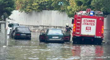 İstanbul’da Eylül ayı yağışlı başladı: Sokaklar ve caddeler göle döndü