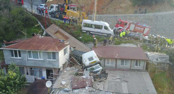 İstanbul'da faciadan dönüldü: Gecekondunun üzerine inşaat demiri yüklü tır devrildi