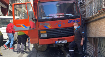 İstanbul’da Freni Boşalan Kamyonet Binalara Zarar Verdi